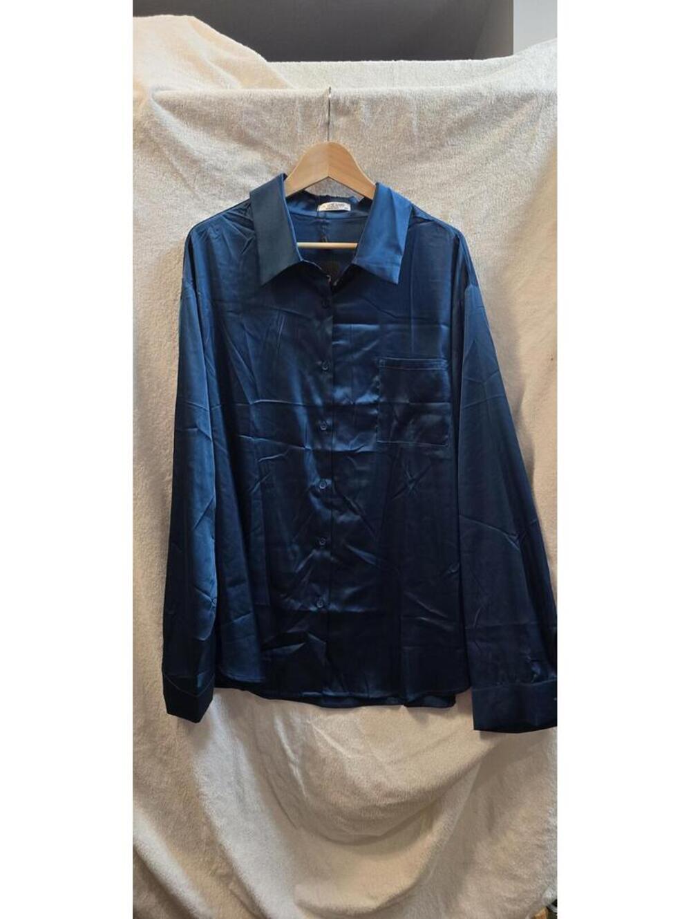 New with tags Women's Satin Feel Turquoise Top 28W